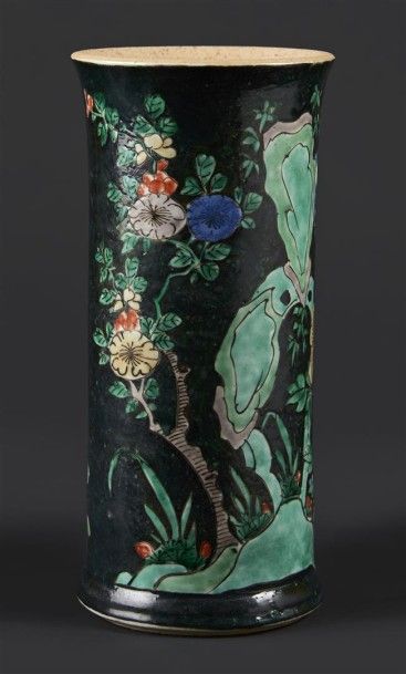 CHINE Vase cylindrique en porcelaine à décor polychrome, des émaux de la famille...