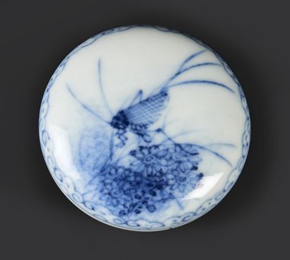 CHINE Petite boite ronde couverte en porcelaine à décor en bleu sous couverte d'une...