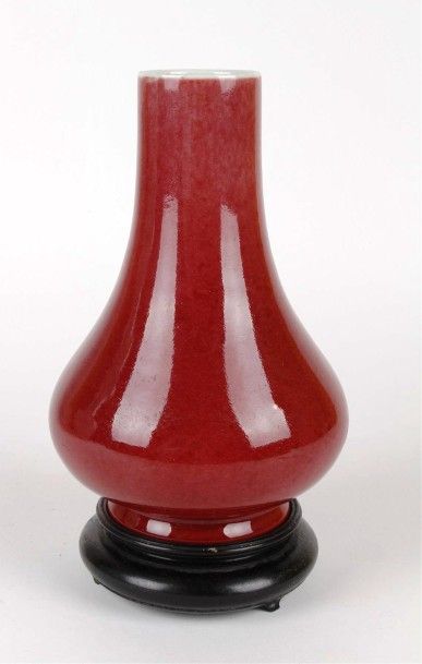 CHINE Vase oblong en porcelaine à fond rouge de fer.
Marque sigillaire Qianlong en...