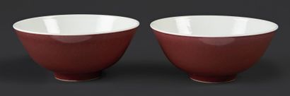 CHINE Deux bols en porcelaine à fond rouge de fer.
Marque sigillaire Qianlong en...