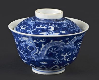 CHINE Bol couvert en porcelaine à décor en bleu sous couverte de dragons poursuivant...