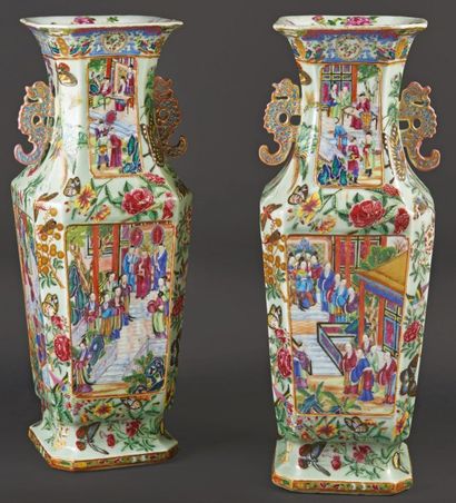 CANTON Paire de grands vases quadrangulaires en porcelaine à décor polychrome des...