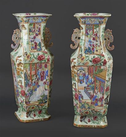 CANTON Paire de grands vases quadrangulaires en porcelaine à décor polychrome des...