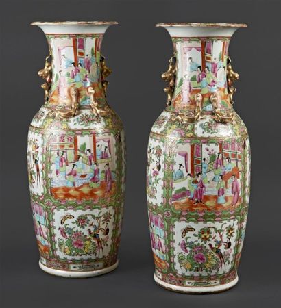 CANTON Paire de grands vases de forme balustre en porcelaine à décor polychrome des...