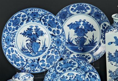 JAPON Paire de plats ronds en porcelaine d'Arita à décor en bleu sous couverte dans...
