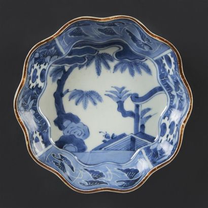 JAPON Petite coupe ronde polylobée en porcelaine à décor en bleu sous couverte de...