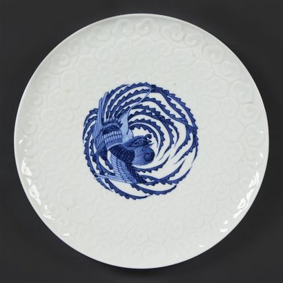 JAPON Coupe ronde en porcelaine à décor en bleu sous couverte d'un phoenix au centre...