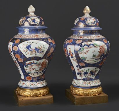 JAPON Paire de potiches couvertes de forme balustre en porcelaine à décor bleu, rouge,...