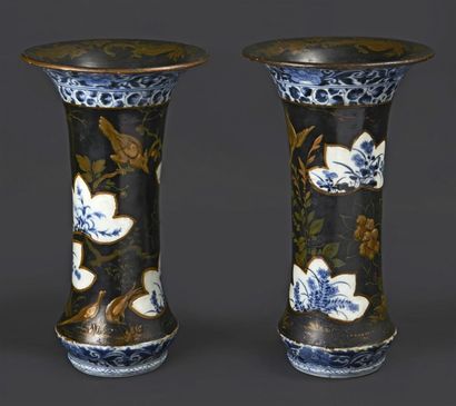JAPON Paire de vases de forme cornet en porcelaine à décor en bleu sous couverte...