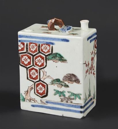 JAPON Verseuse rectangulaire en porcelaine à décor bleu, rouge, vert et or dit Imari...