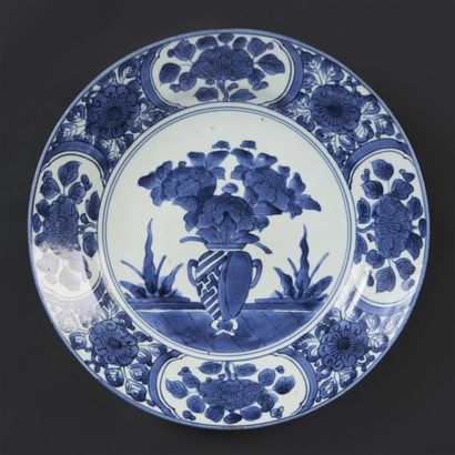 JAPON Paire de plats ronds en porcelaine d'Arita à décor en bleu sous couverte dans...