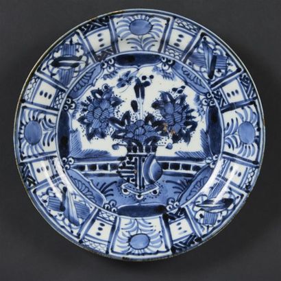 JAPON Coupe ronde en porcelaine d'Arita à décor en bleu sous couverte dans le style...
