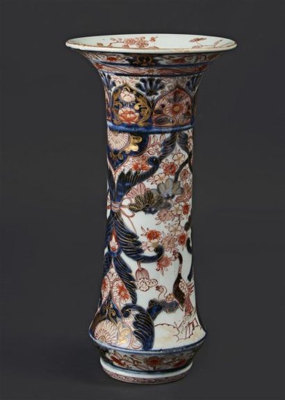 JAPON Vase de forme cornet à décor bleu, rouge et or dit Imari de volatiles et prunus...