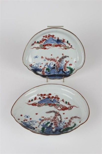 JAPON Deux coupes en forme de coquille en porcelaine à décor bleu, rouge, vert et...