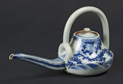 JAPON Théière à long déversoir en porcelaine à décor en bleu sous couverte d'un dragon...