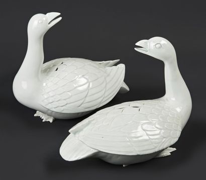 JAPON Deux canards en porcelaine émaillée blanche.
XIXe siècle. L.: 28 cm, H.: 23...