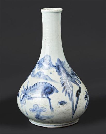 COREE Vase bouteille en porcelaine à décor en bleu de grue et daim dans un paysage...