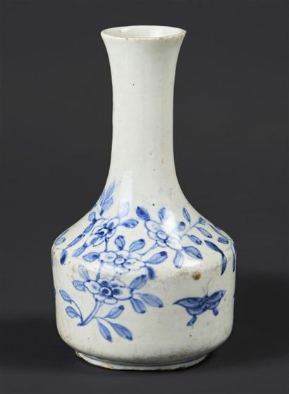 COREE Vase bouteille en porcelaine à panse cylindrique et long col légèrement évasé...