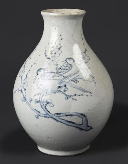 COREE Vase ovoïde en porcelaine à décor en bleu sous couverte de deux oiseaux posés...