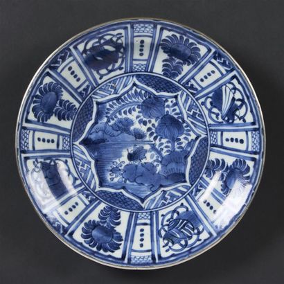 JAPON Coupe ronde en porcelaine d'Arita à décor en bleu sous couverte dans le style...