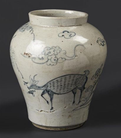 COREE Vase balustre en porcelaine à décor en bleu d'un daim dans un paysage sous...