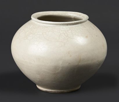 COREE Vase ovoïde en porcelaine blanche.
Période Choseon (1392-1897), XIXe siècle.
H.:...