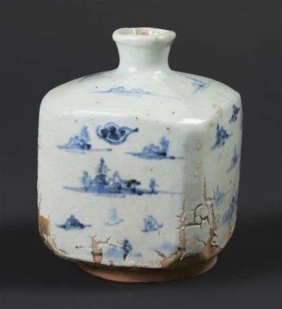 COREE Vase quadrangulaire en porcelaine à décor en bleu de paysages montagneux.
Période...