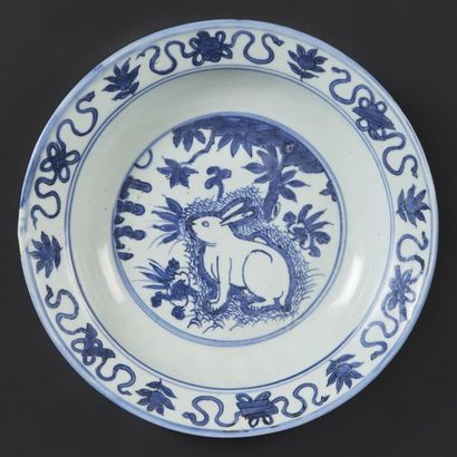 CHINE Plat rond en porcelaine à décor en bleu sous couverte au centre d'un lapin...