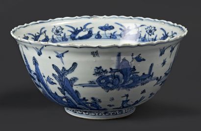 CHINE Large bol en porcelaine à décor en bleu sous couverte de paysage lacustre montagneux...