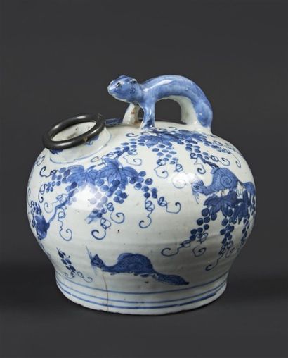 CHINE Verseuse ovoïde en porcelaine surmontée d'un loir à fond bleu formant l'anse,...