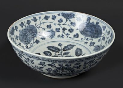 CHINE Large bol en porcelaine à décor en bleu sous couverte de pivoines et chrysanthèmes...