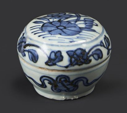 CHINE Petite boite ronde couverte en porcelaine à décor en bleu sous couverte de...