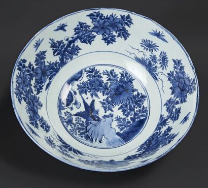 CHINE Grande jatte à punch circulaire en porcelaine à décor en bleu sous couverte...