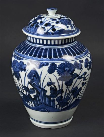 JAPON Vase ovoïde couvert en porcelaine d'Arita à décor en bleu sous couverte de...
