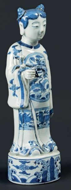 CHINE Statuette en porcelaine représentant un Immortel debout sur une base ovale,...