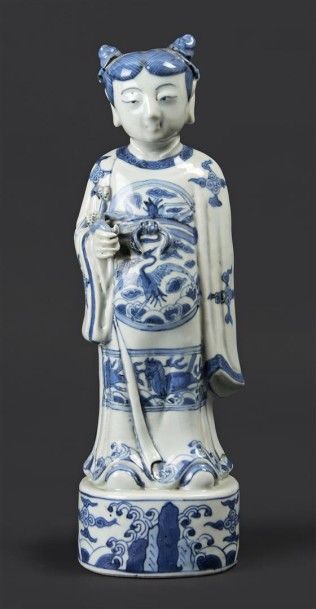 CHINE Statuette en porcelaine représentant un Immortel debout sur une base ovale,...