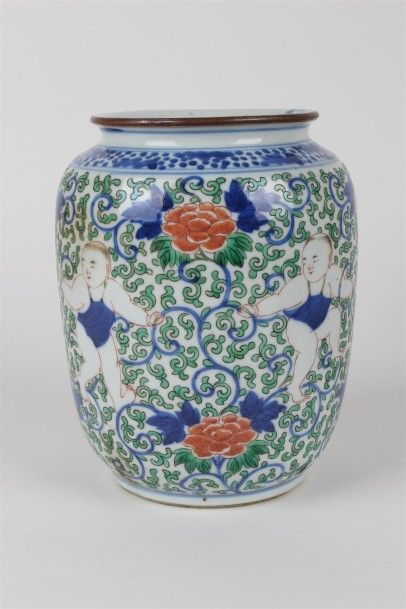 CHINE Vase cylindrique en porcelaine à décor polychrome en émaux wucaï d'enfants...