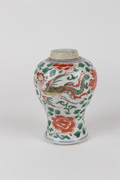 CHINE Petit vase balustre en porcelaine à décor polychrome des émaux de la famille...
