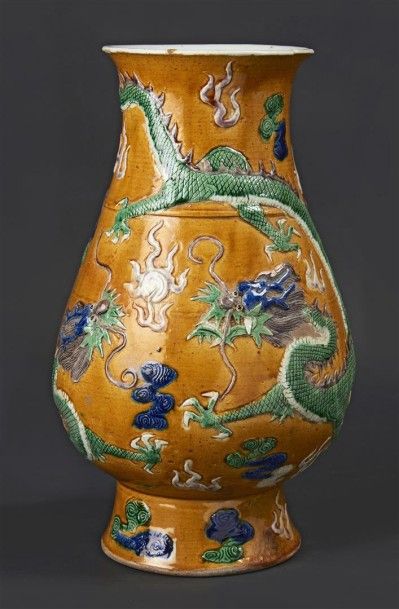 CHINE Vase de forme balustre en porcelaine à décor en relief rehaussé en bleu, manganèse...