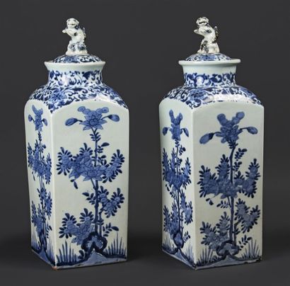 JAPON Paire de vases couverts en porcelaine quadrangulaire à décor en bleu sous couverte...