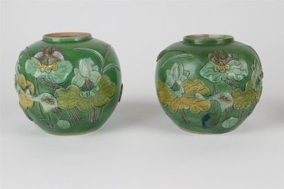 CHINE Deux vases de forme ovoïde en biscuit émaillé vert à décor en relief rehaussé...