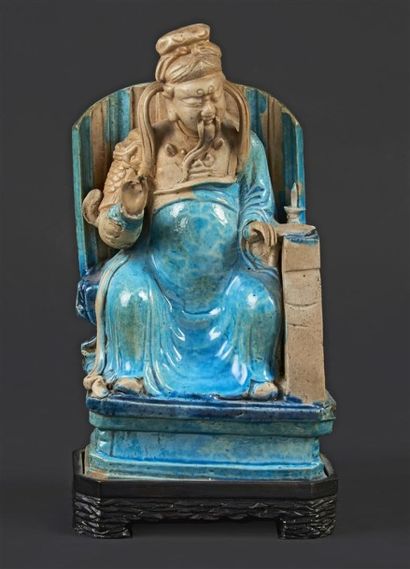 CHINE Statuette de dignitaire assis en biscuit émaillé bleu turquoise.
Fin de la...