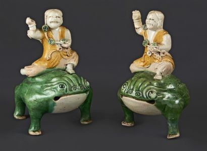 CHINE Deux statuettes en biscuit émaillé jaune et vert représentant Liu
Hai chevauchant...