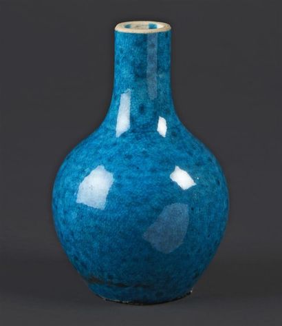 CHINE Vase de forme balustre en biscuit émaillé bleu turquoise.
Période Ming, XVIIe...