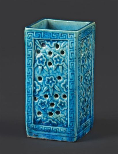 CHINE Porte-pinceaux quadrangulaire en porcelaine émaillée bleu turquoise à décor...