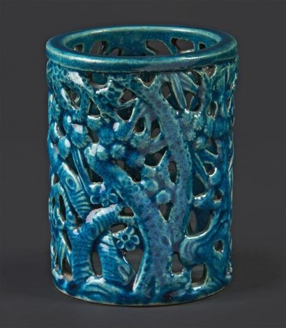 CHINE Porte-pinceaux en porcelaine émaillée bleu turquoise à décor ajouré des trois...