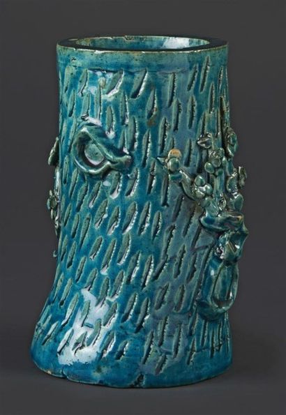 CHINE Porte-pinceaux en forme de tronc en porcelaine émaillée bleu turquoise à décor...