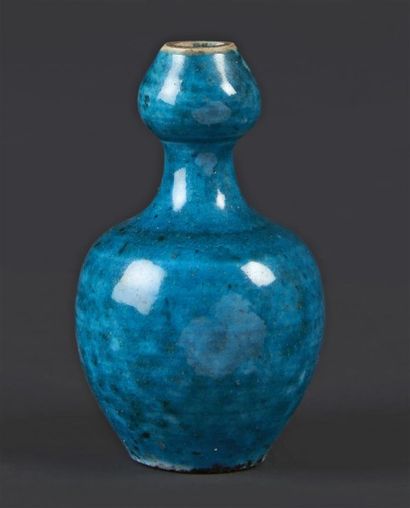 CHINE Petit vase de forme balustre en porcelaine émaillée bleu turquoise.
XVIIIe...