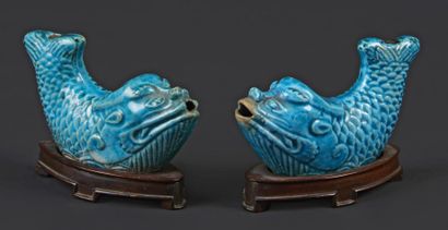 CHINE Deux compte-gouttes en forme de poisson en porcelaine émaillée bleu turquoise.
Période...