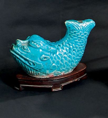 CHINE Deux compte-gouttes en forme de poisson en porcelaine émaillée bleu turquoise.
Période...